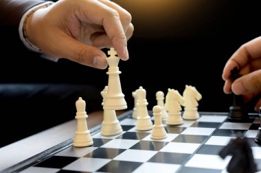 İşadamı Satranç King satranç çökmesine parça beyaz devirmek rakip kavramı iş stratejisi kazanmak için kullanın