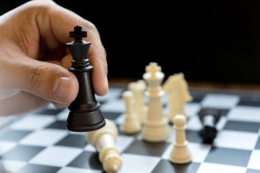İşadamı Satranç King satranç çökmesine parça beyaz devirmek rakip kavramı iş stratejisi kazanmak için kullanın