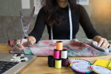 Genç Moda Tasarımcısı çalışma kumaş bez ahşap tablo veya grafik tasarımcı ile