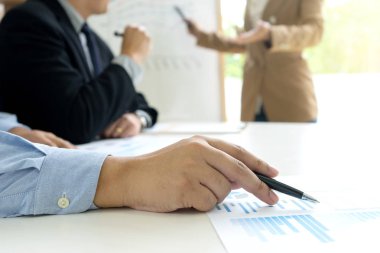 iş grubu toplantısı sunuda grafiği grafik gemide göster 