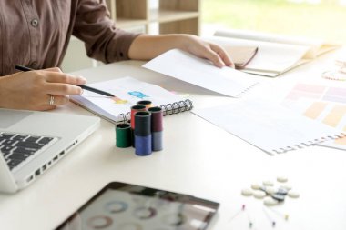 kumaş bez ile genç moda tasarımcısı çalışma