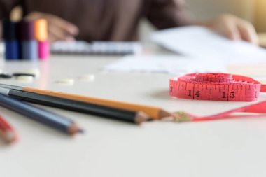 kumaş bez ile genç moda tasarımcısı çalışma