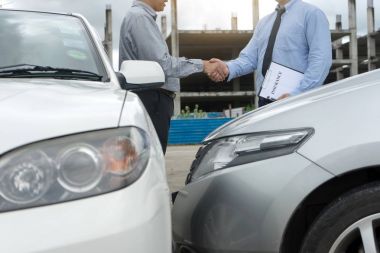 Üzerinde yol araba kaza sigortası Ajan carcrash incelenmesi