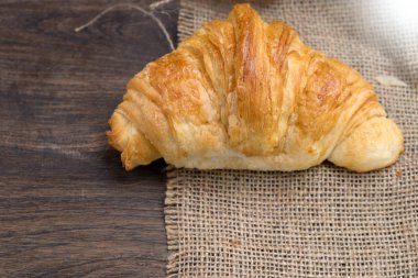 kruvasan ekmek tik ahşap masa üzerinde