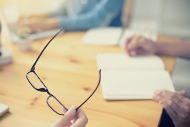 Öğrenci çalışmaları masaya kütüphanede