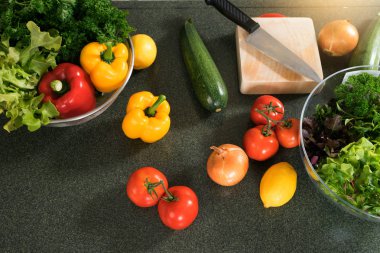 Ev modern mutfak hazırlamak salata için çiğ gıda 