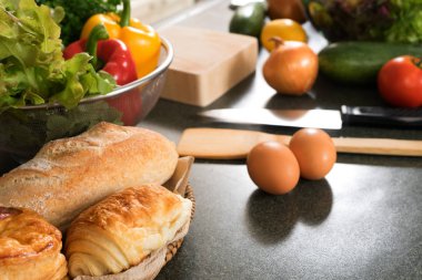 Ev modern mutfak hazırlamak çiğ gıda ürün