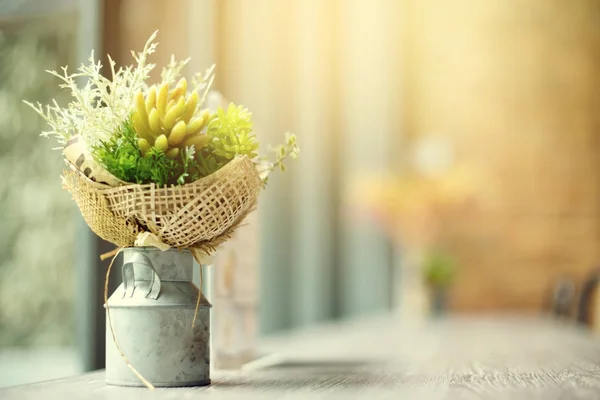 Květina v oceli váza zeď pozadí rozostření — Stock fotografie