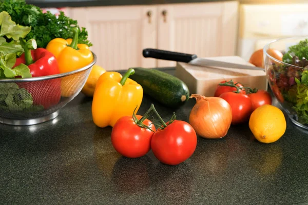 Moderne Küche bereitet Rohkost für Salat zu — Stockfoto