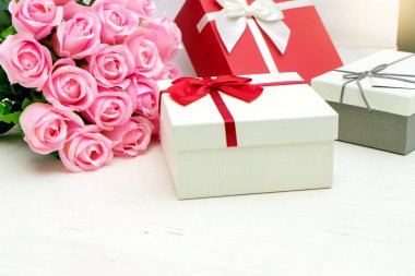 hediye kutusu ile sevgilisi Sevgililer için pembe Gül çiçek 