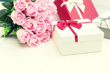 hediye kutusu ile sevgilisi Sevgililer için pembe Gül çiçek 