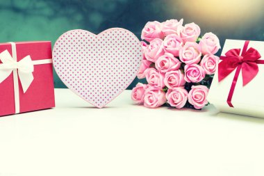 hediye kutusu ile sevgilisi Sevgililer için pembe Gül çiçek 