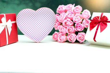 hediye kutusu ile sevgilisi Sevgililer için pembe Gül çiçek 