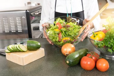 Genç Asyalı kadın iş pişirme 