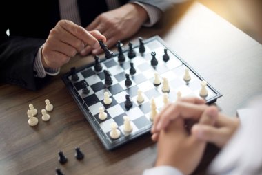 İşadamı kavramı iş stratejisi satranç oynamayı düşünüyorum