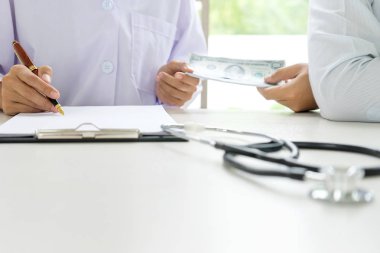 İş adamı veya hasta docto için rüşvet vermek