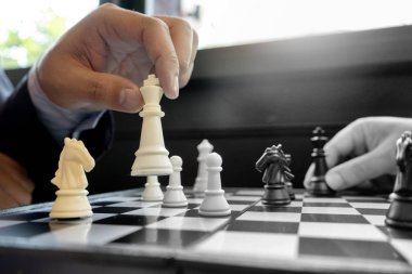 İşadamı Satranç King satranç taşını çökmesine açık beyaz kullanın