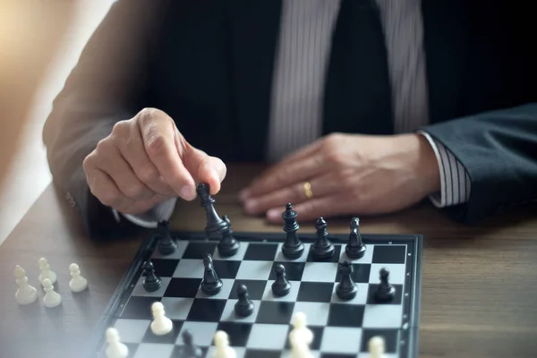 Empresario pensando cómo jugar estrategia de negocio concepto de ajedrez — Foto de Stock