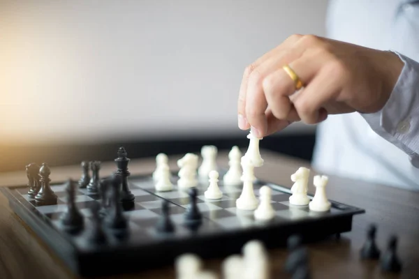 Empresario pensando cómo jugar estrategia de negocio concepto de ajedrez — Foto de Stock