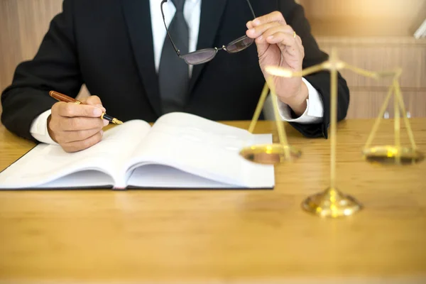 Advocaat of rechter werk in het kantoor met hamer — Stockfoto