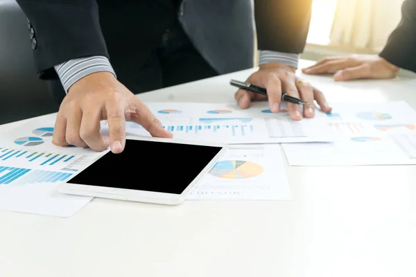 Zakelijke zakenman werk op tafel gebruiken computer en tablet — Stockfoto