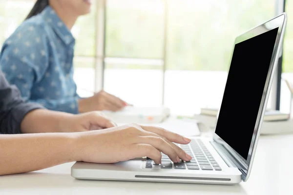 Dos mujeres aprenden y enseñan tutoría fuera de la clase — Foto de Stock