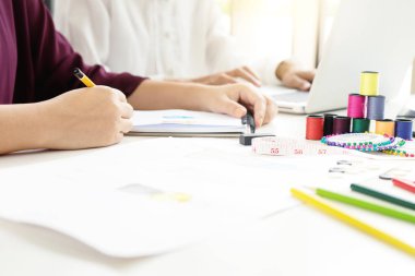 profesyonel moda tasarımcısı çalışma ve kroki çizim