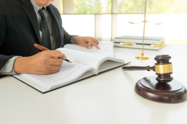 Yargıç avukat tokmak dengeli bir şekilde ofiste çalışıyor.  