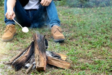 kavrulmuş tatlı doğa kampı kamp içinde yanıyor 