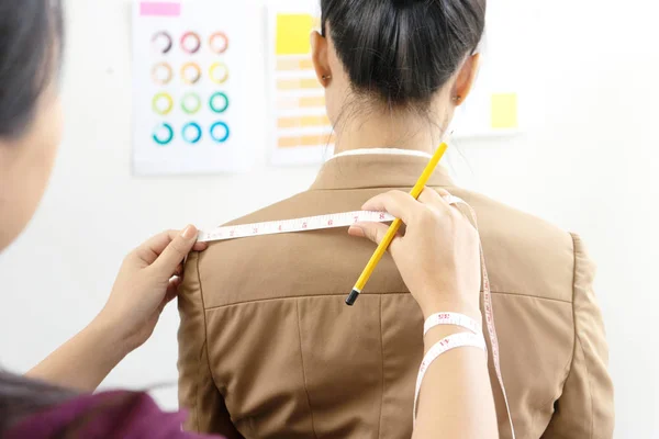 Medición de diseñador de moda una mujer para crear una buena — Foto de Stock