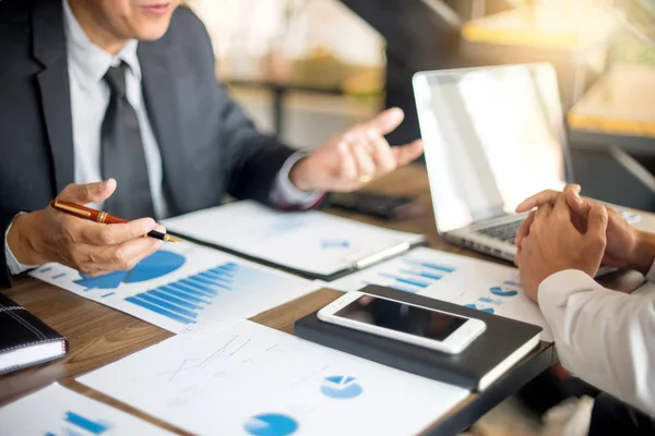 Zakenman werken met computer op tabel in office — Stockfoto