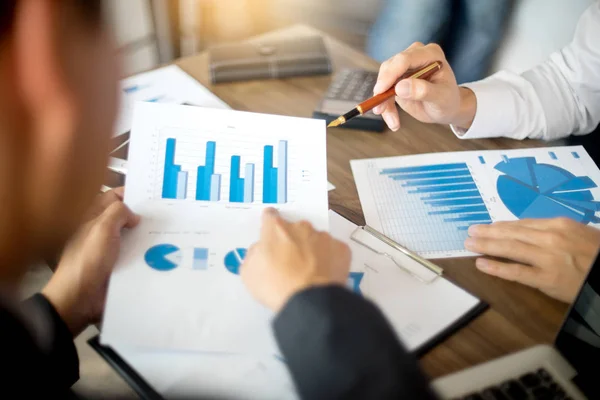 Geschäftsmann arbeitet im Büro mit Computer am Tisch — Stockfoto