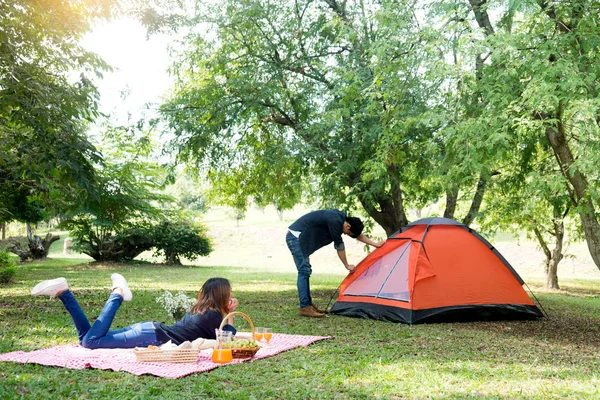 Uomo preparare tenda per il campeggio, e la donna laici — Foto Stock