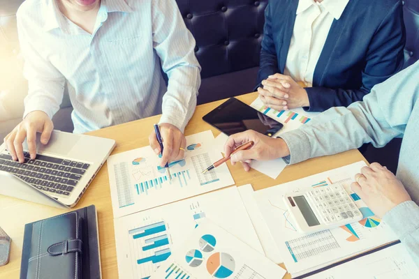 Grupo de trabajo en equipo hombre y mujer de negocios en la reunión — Foto de Stock