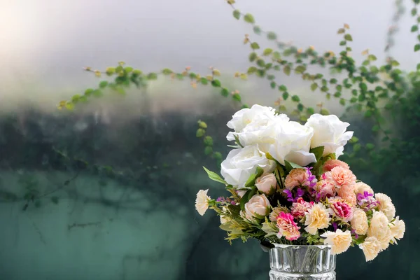 Fleur dans un vase en verre sur table blanche — Photo