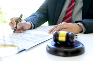 Avukatlık bürosunda şirket hukuku. Adalet Anıtı, teraziler ve avukatlar masada çalışıyor. tavsiye ve adalet hukuku kavramı.