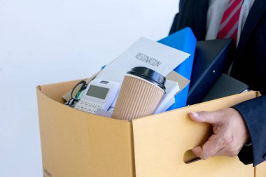 İşçi kendini kötü ve üzgün hisseder, patronundan ve şirketinden istifa notu alır. Üzgün iş adamı, eşyalarını kutuya koy ve evine dön..