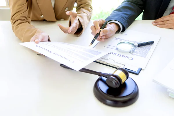 Yargıç ya da avukat, avukat ya da takım veya müvekkil ile avukatlık sözleşmesi, hukuk firması konseptini imzalamak için görüş alışverişinde bulunuyor..