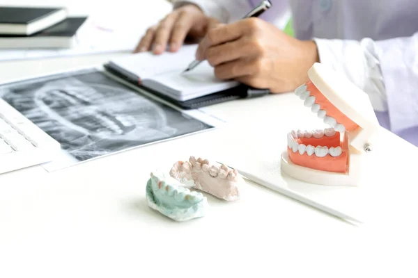 Zubní Lékař Práce Stole Zubní Protézou Zubní Rentgen Papír Pro — Stock fotografie