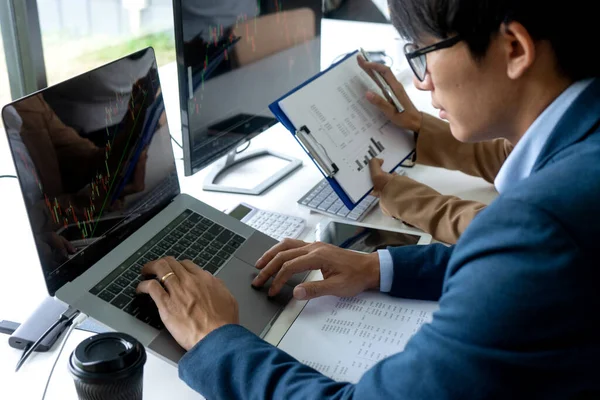 Hombre Mujer Negocios Sientan Mesa Mirando Ordenador Portátil Oficina Que — Foto de Stock