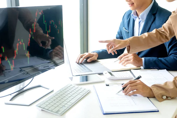 Hombre Mujer Negocios Sientan Mesa Mirando Ordenador Portátil Oficina Que — Foto de Stock