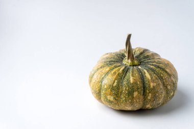 Balkabağı çiğ yemek, Cadılar Bayramı 'nda yemek ve dekorasyon için meyve beyaz arka planda..