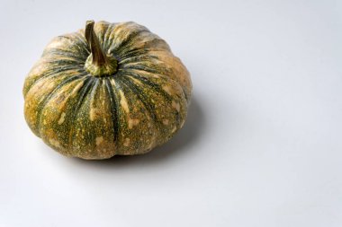 Balkabağı çiğ yemek, Cadılar Bayramı 'nda yemek ve dekorasyon için meyve beyaz arka planda..