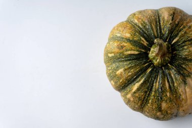 Balkabağı çiğ yemek, Cadılar Bayramı 'nda yemek ve dekorasyon için beyaz arka planda meyve. Üst görünüm yarım çerçeve