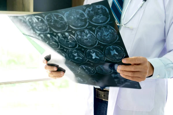 Doktor beyin röntgeni çekimini durdurun, hastaya bakıp yardım isteyin.