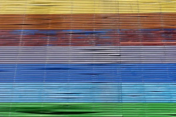 Utomhus Multi Färg Vägg Rustik Järnplåt Solljus Framför Byggnaden — Stockfoto