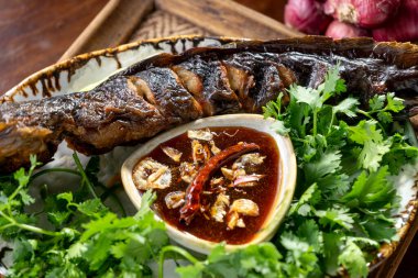 Demirhindi soslu çıtır balık ve taze kişniş.