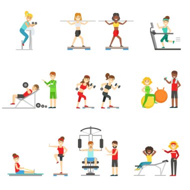 İnsanlar kişisel antrenör kontrolü altında Fitness Center kullanmada