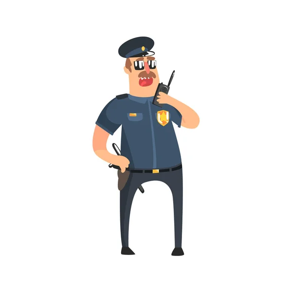 Policía en uniforme de policía americano con porra, radio, funda de pistola y gafas de sol hablando a Walkie-Talkie — Vector de stock
