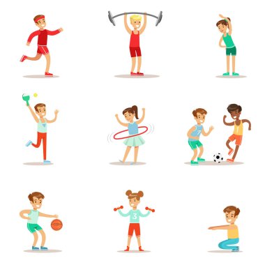 Farklı spor ve beden eğitimi fiziksel aktiviteler pratik çocuklar sınıf spor salonu ve açık havada. Futbol, Masa Tenisi, basketbol oynarken ve atletik egzersizleri yapıyor çocuk.